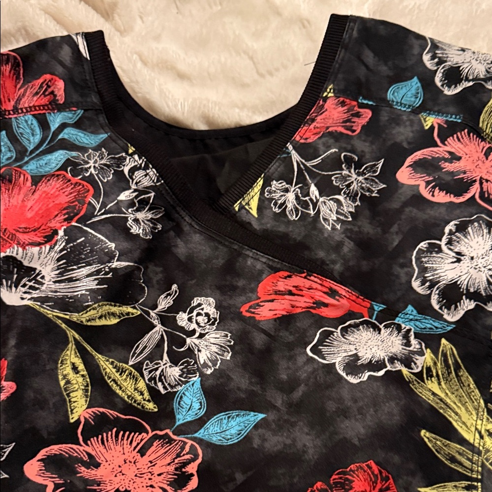 2 Scrub Tops- Floral patterns - Picture 4 of 9